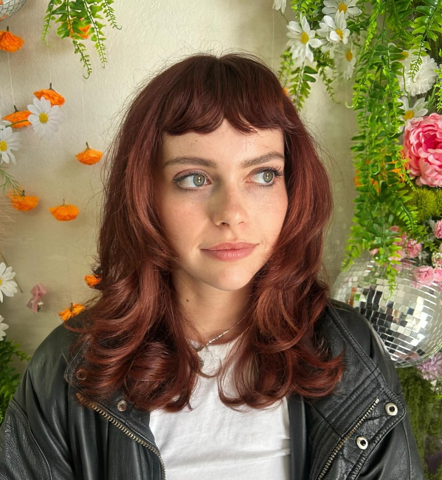 6. Abgerundeter Auburn Shag mit kurzer Rand (mittelgroße Shag -Frisuren)