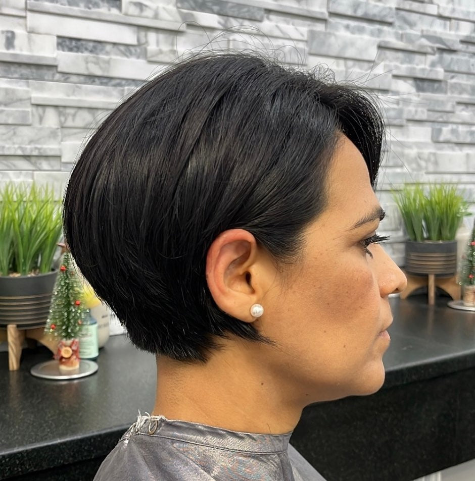 6. Kurzer gestapelter Bob mit natürlicher Ebenholzfinish (gestapelte Haarschnitte)