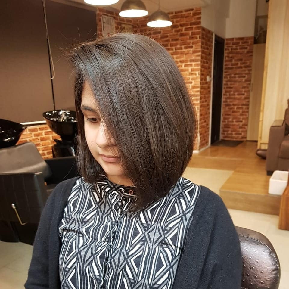 6. Seitengewinkelte Bob für mittelgroßes Haar (abgewinkelte Bob-Frisuren)