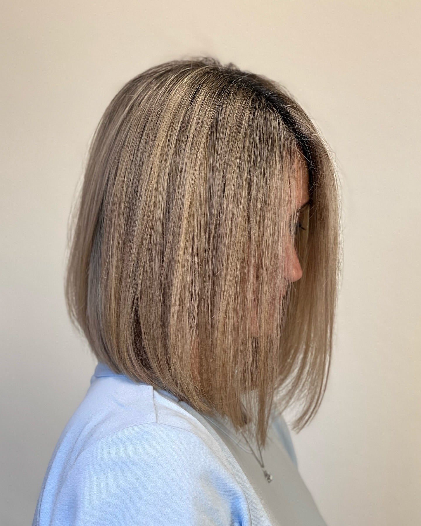 6. schlanker Abgleer Bob mit Karamell -Beige Gloss (mittlere Bob -Haarschnitte)