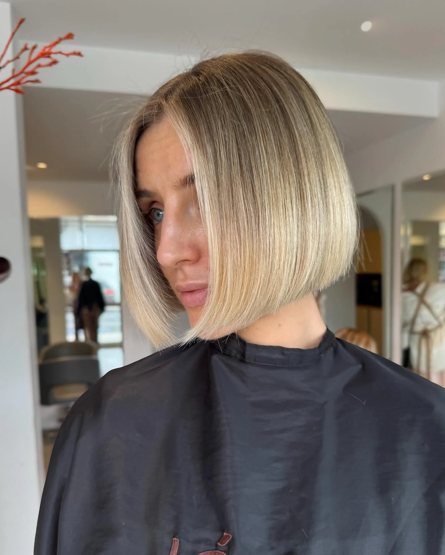 6. Glatter, stumpfer Bob in kühlem Platinblond (kurzes Bob-Haar)