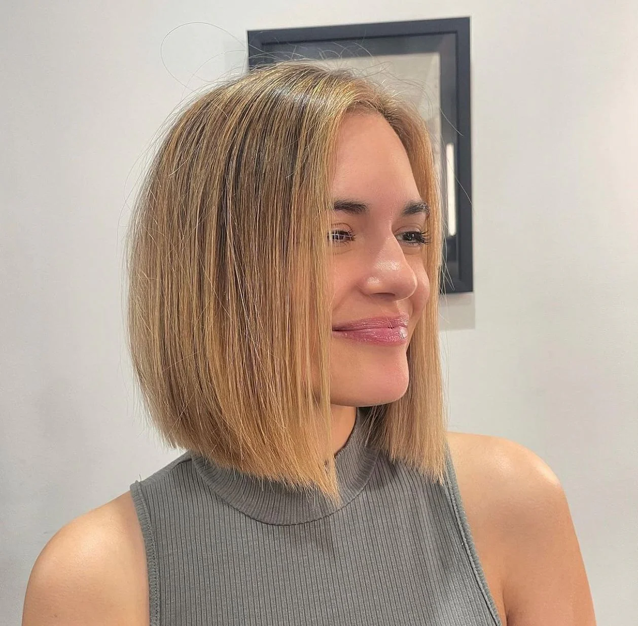 6. Sleek Caramel Bob (Karamell-Honigblond)