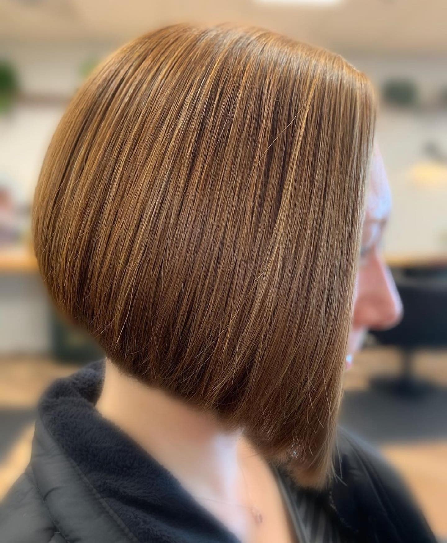 6. Schlankes schokoladenbrauner Bob (abgewinkelter Lob Haarschnitt)