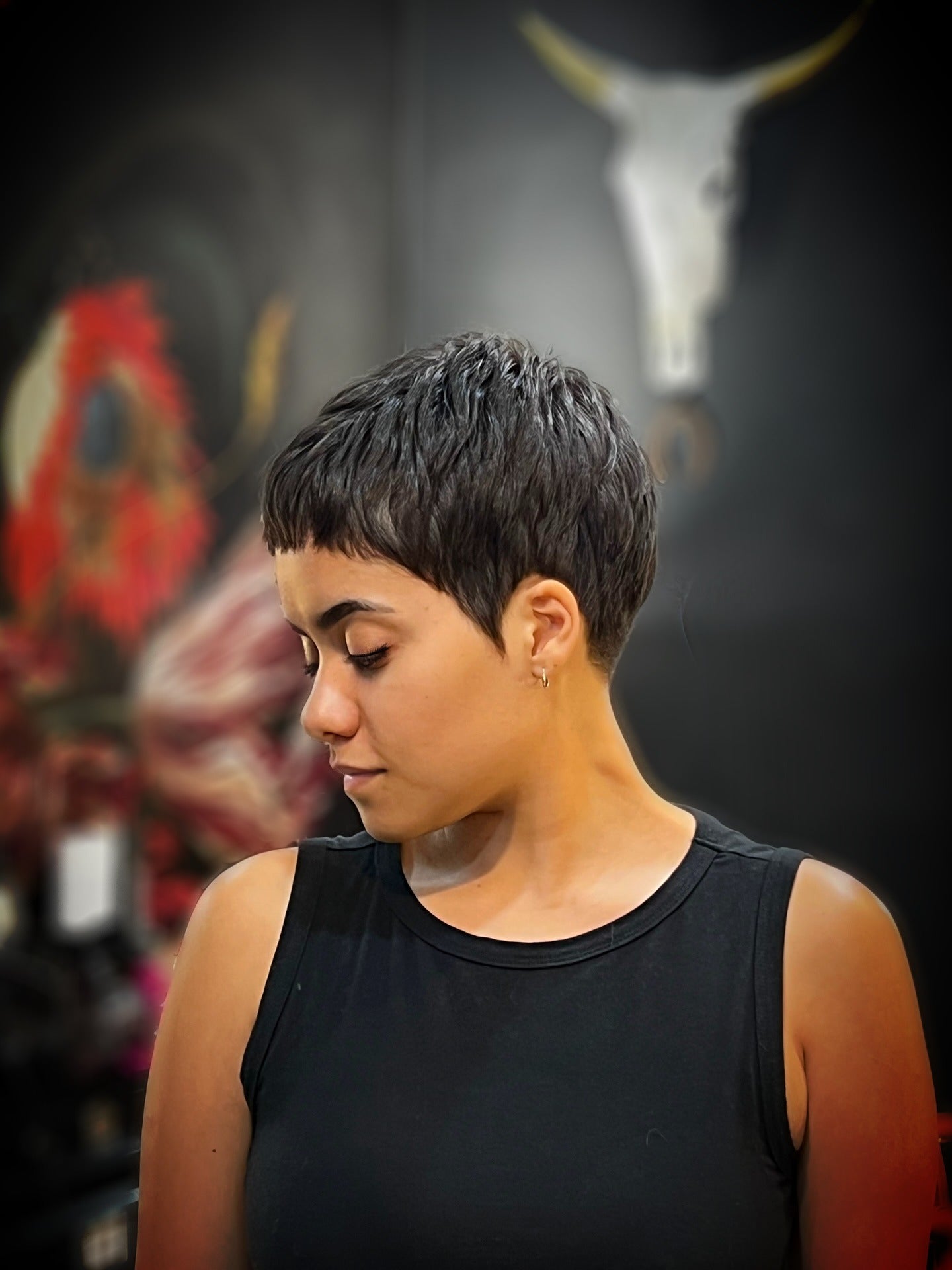 6. Sleek Dark Pixie Cut (abgehackte Pixie -Haarschnitte)