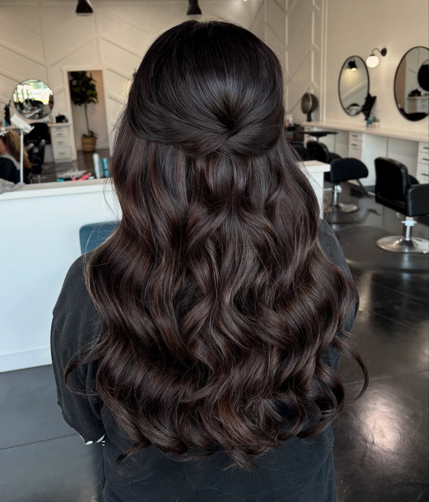 6. Schlanke halbe Twist auf glänzendem dunkelbraun (Brautjungfernfrisuren)