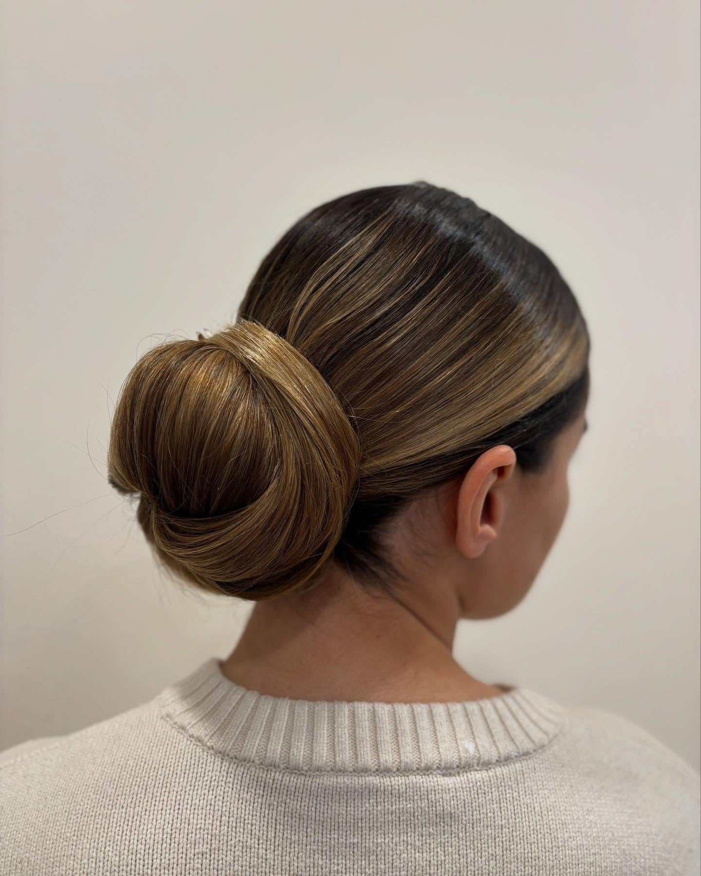 6. Schlankes, niedriges Brötchen mit warmer Karamellmischung (Abschlussballfrisuren)