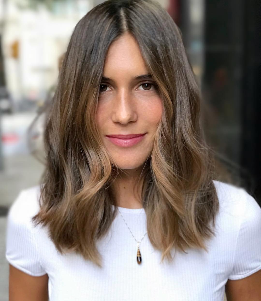 6. Rauchige brünette Midi-Wellen (Midi-Schnitt-Frisuren)