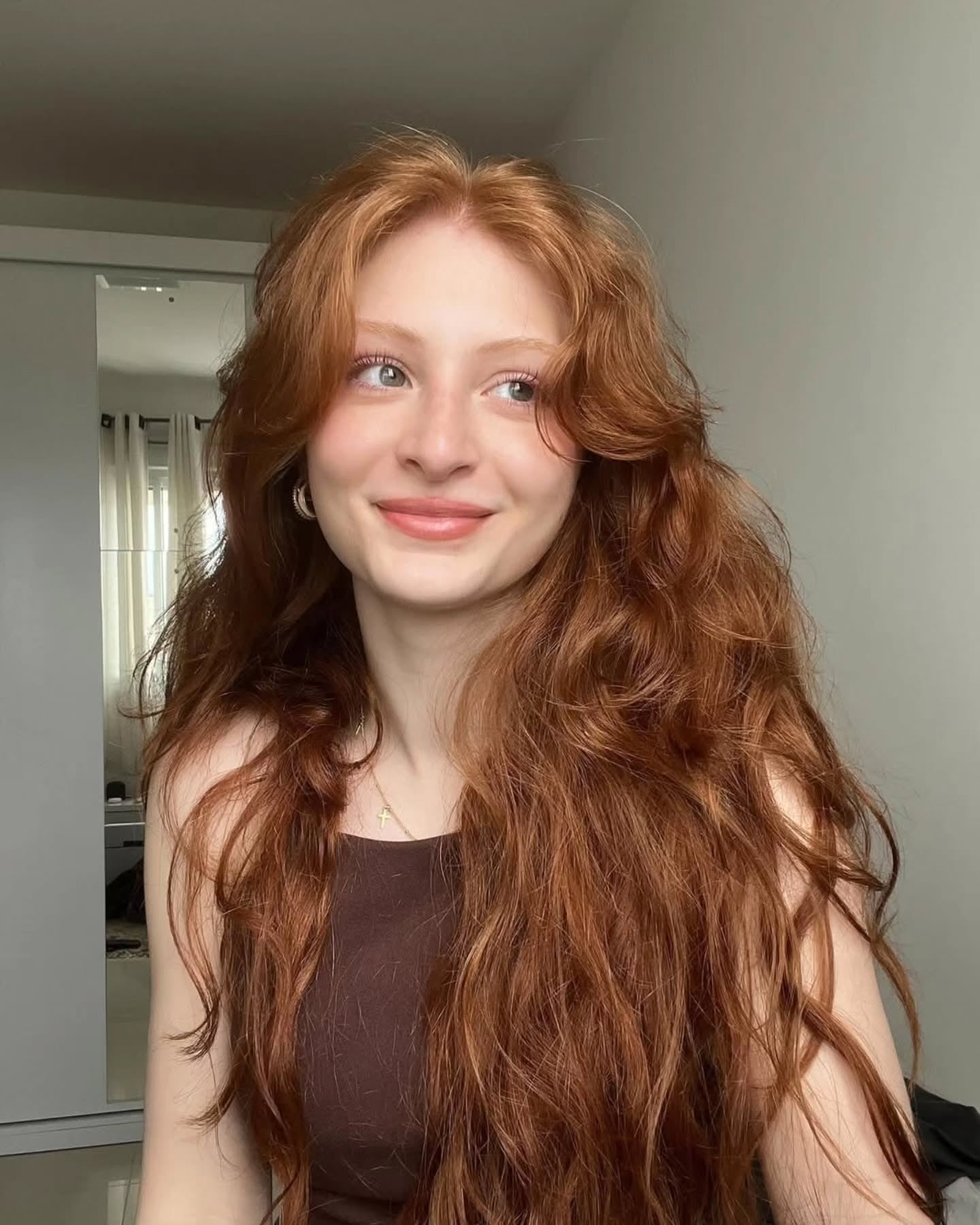 6. Weicher Auburn mit losen Vorhangschichten (Rothaarige Haare mit Highlights)