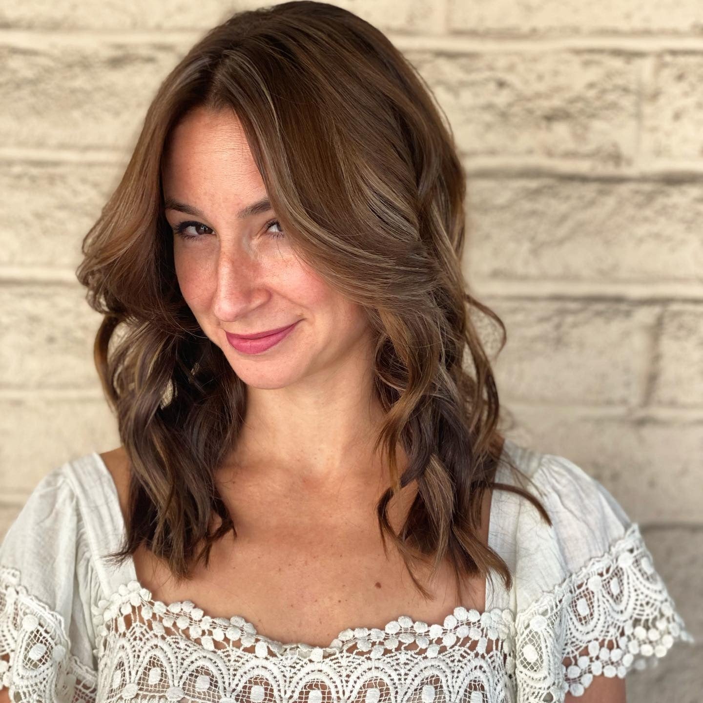 6. Weiche Kakaowellen mit natürlichen Teil (schulterlange Haare)