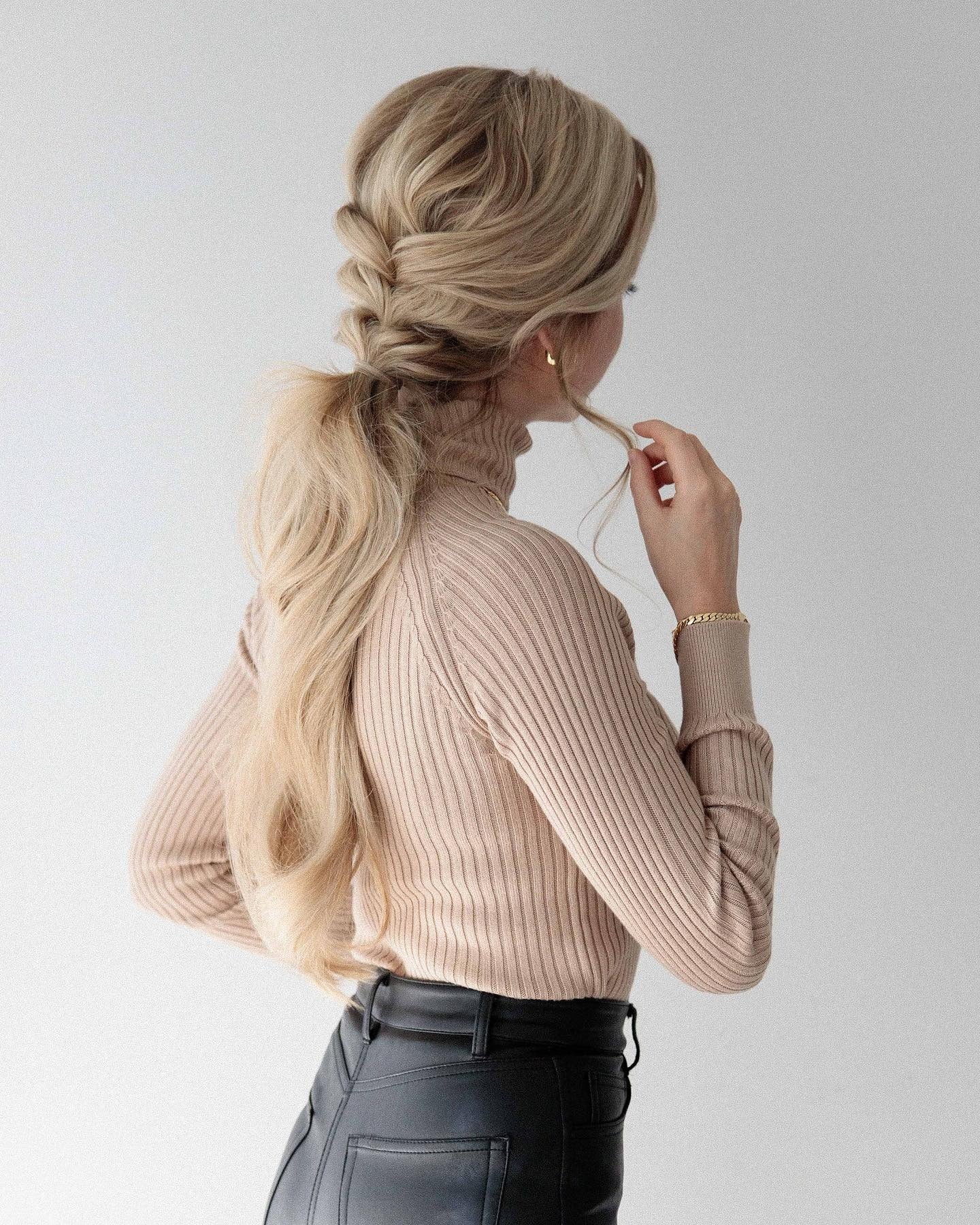 6. Weiches französisches Geflecht in zerzauste niedrige Pferdeschwanz (Herbstfrisuren)