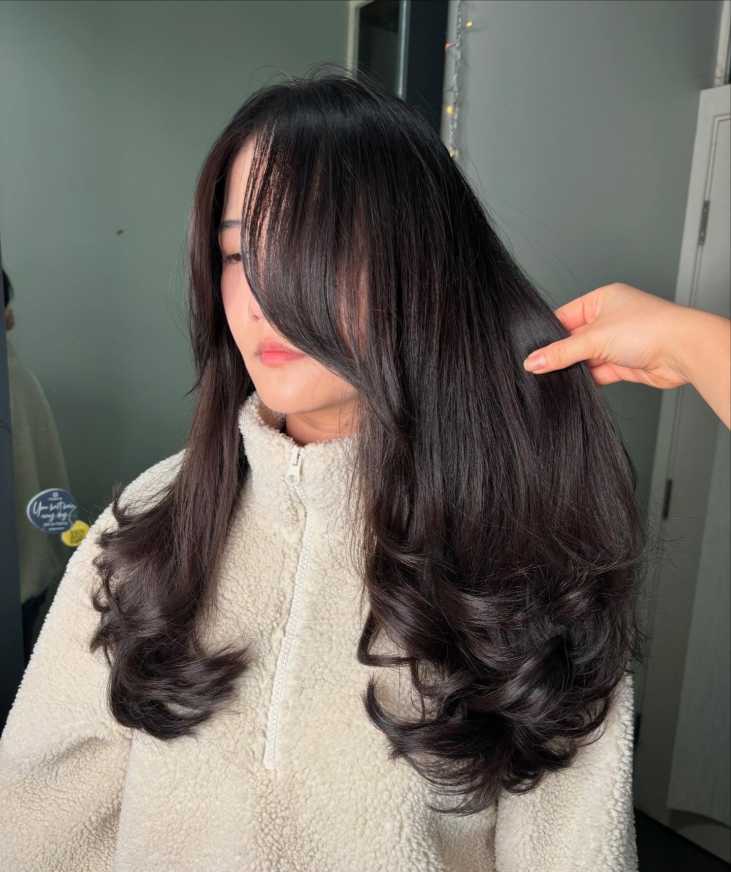 6. Weiche gekräuselte Schichten auf dunkler Brünette (geschichtete Frisuren)