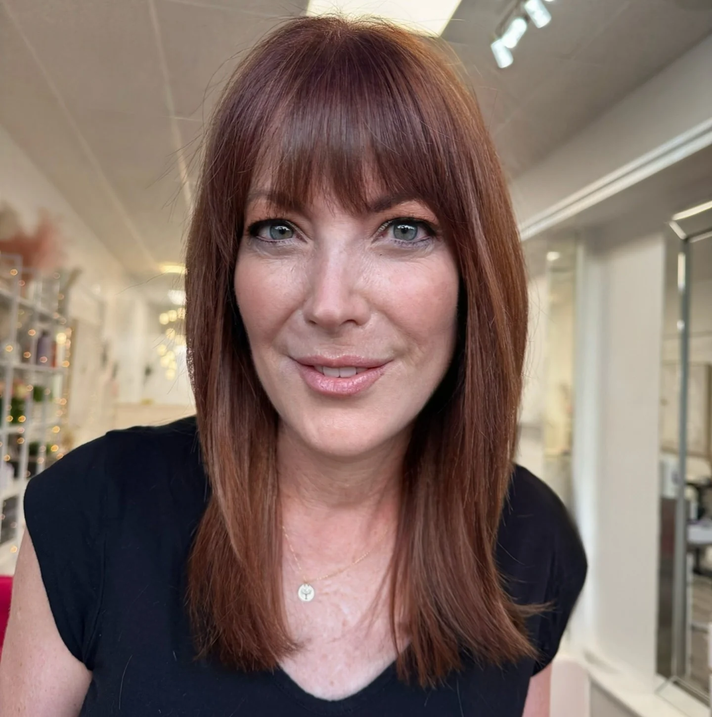 6. Straight Auburn Lob mit vollem Pony (Gerade Frisuren mit Pony)