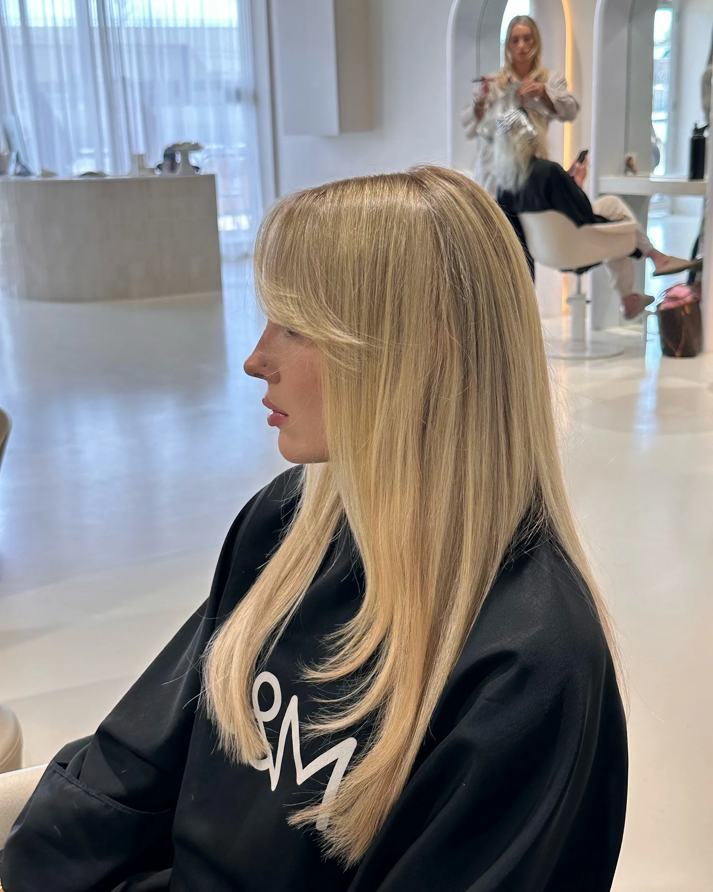 6. Gerader Curtain Bangs mit sanftem Vanilleblond (Curtain Bangs-Frisuren)