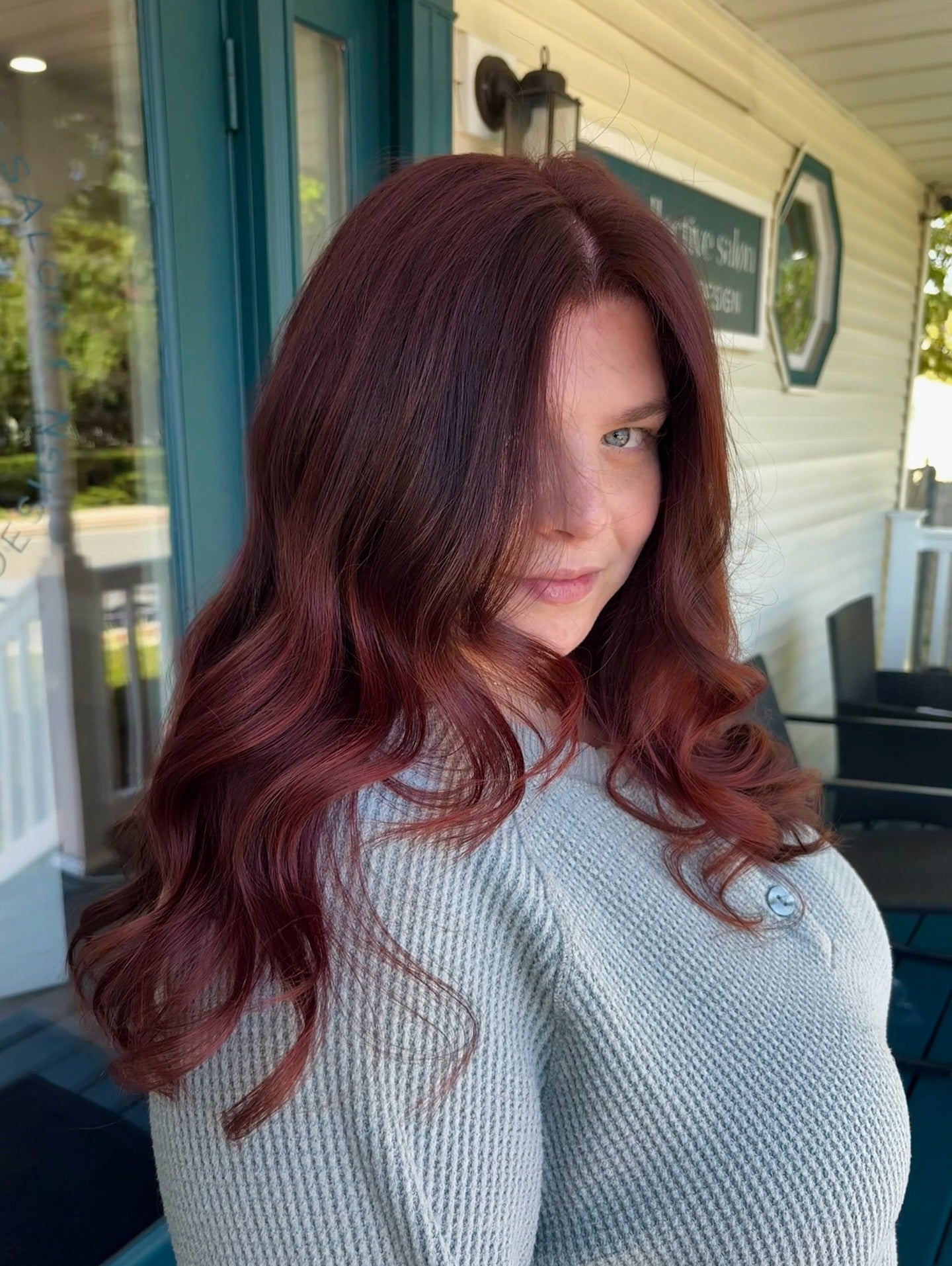 6. Dezenter Mahagoni-Glanz mit klassischen Schichten (Tiefburgunderrote Haarfarbe)
