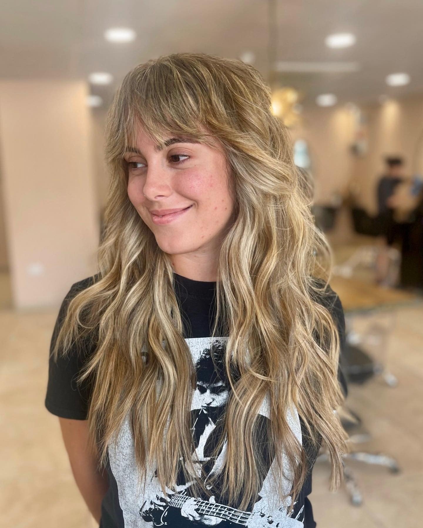 6. Strukturierter blonder Shag mit feinem Pony (geschichtete Zottelfrisuren)