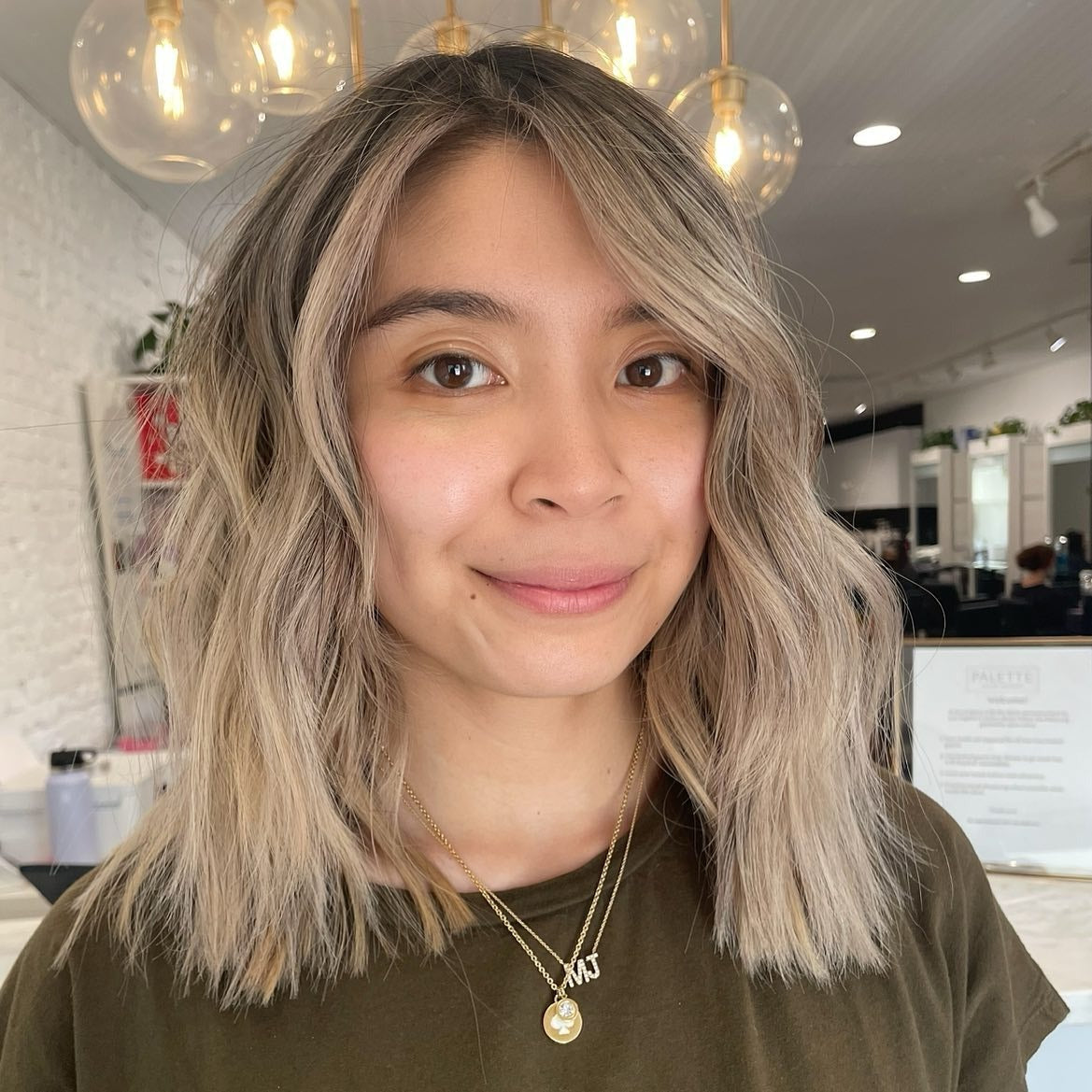 6. Textured Cool Blonde Lob (kurze blonde Frisuren)