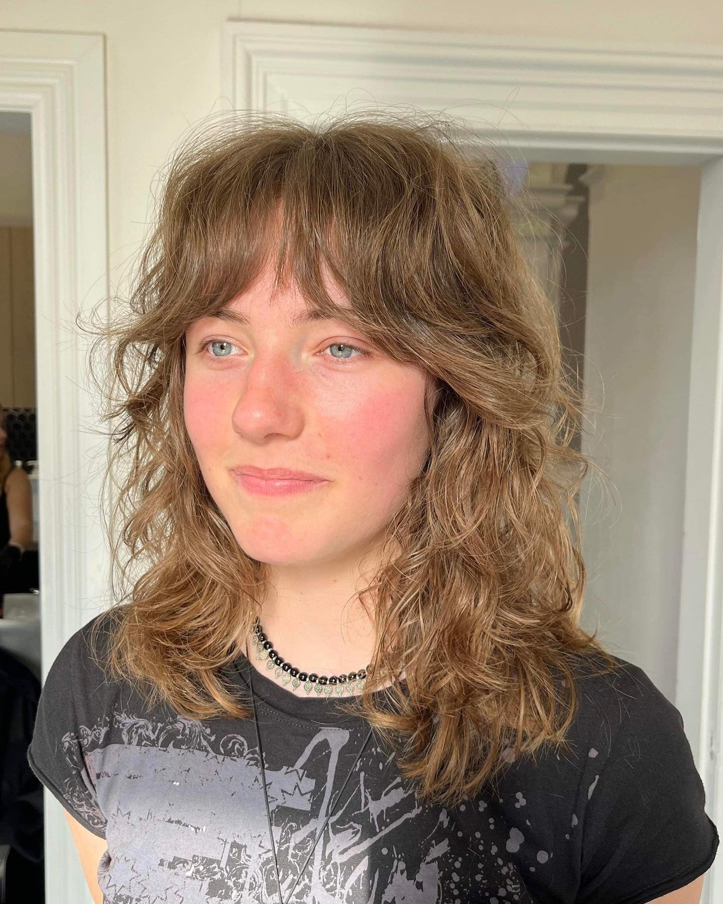 6. Zerzauster brauner Zottel mit natürlicher Bewegung (zotteliger Haarschnitt mit Pony)