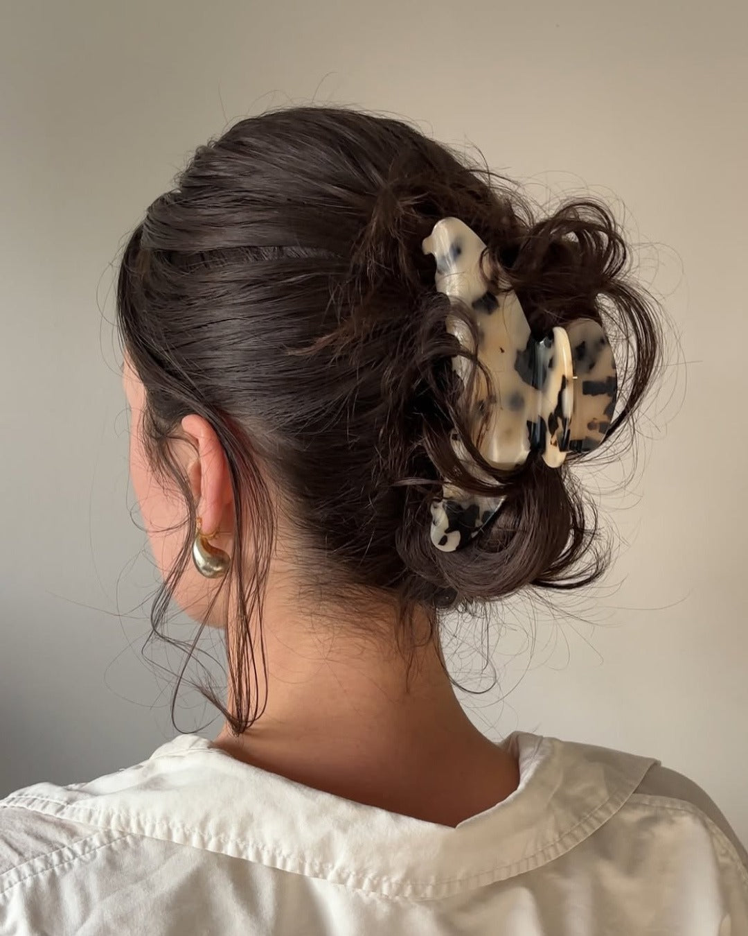 6. getousled dunkle Hochsteckfrisur mit Tortoise Claw Clip (Claw Clip Frisuren)