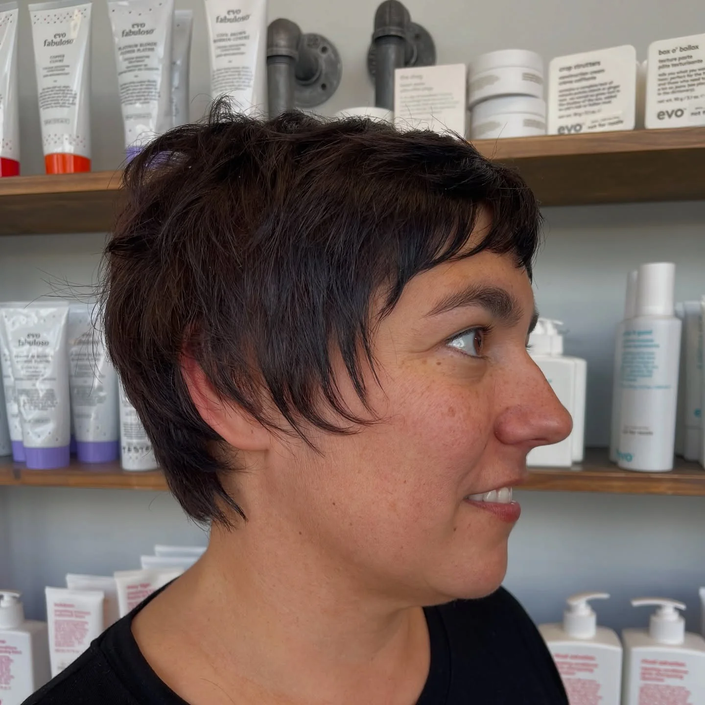 6. Tousled Deep Brunette Pixie Shag (Wispy Pixie-Frisuren)