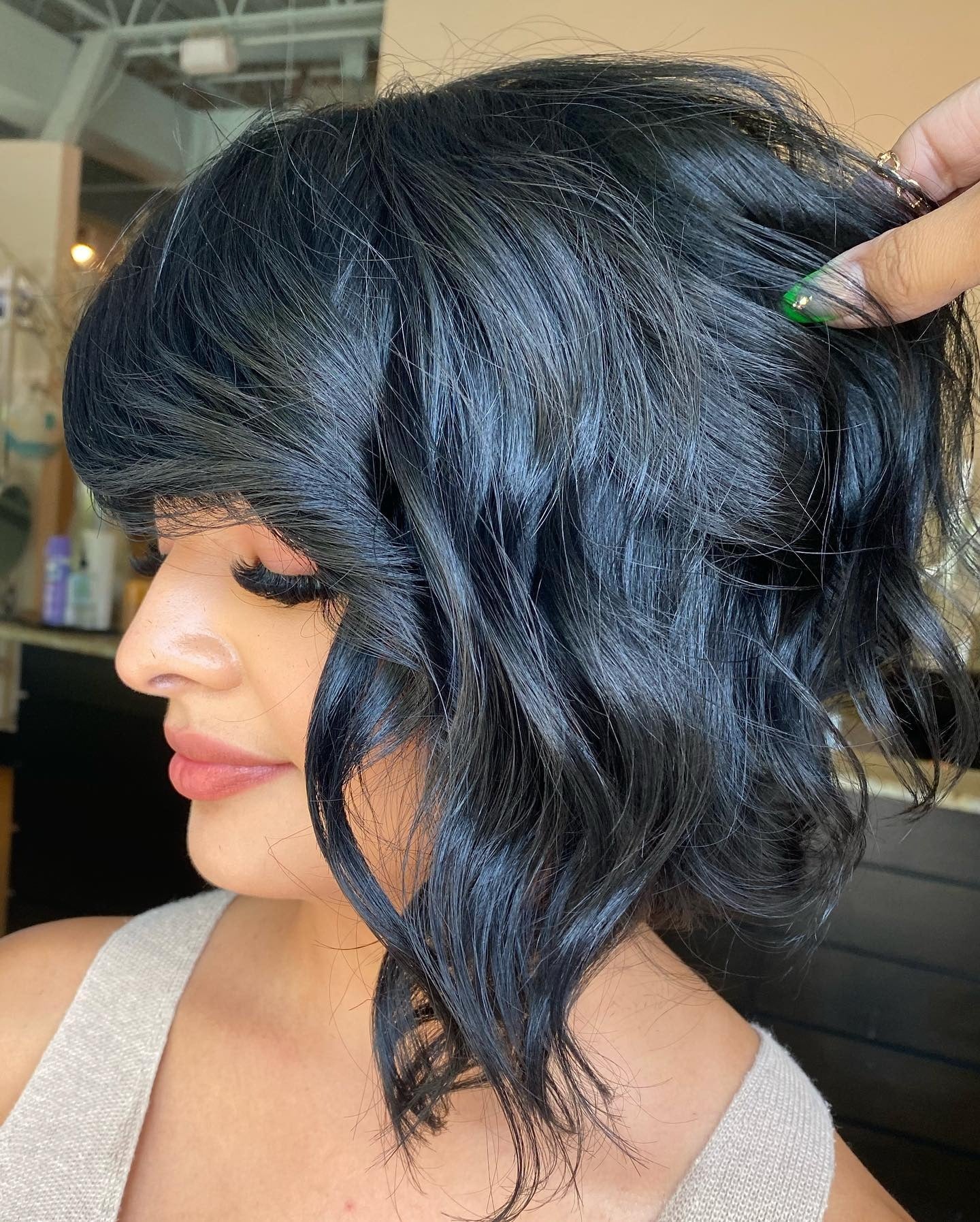 6. Midnight Blue Lob mit voluminösen Wellen (asymmetrische Frisuren)