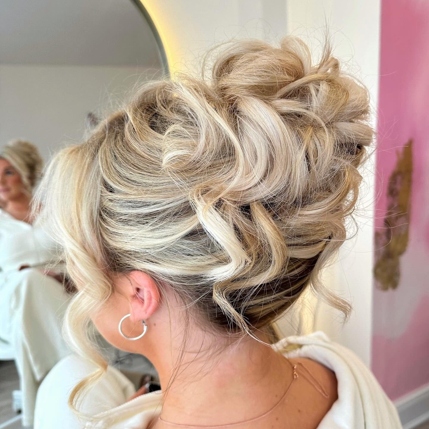 6. Tousled Platinblonde Curly Hochsteckfrisur (Hochsteckfrisur)