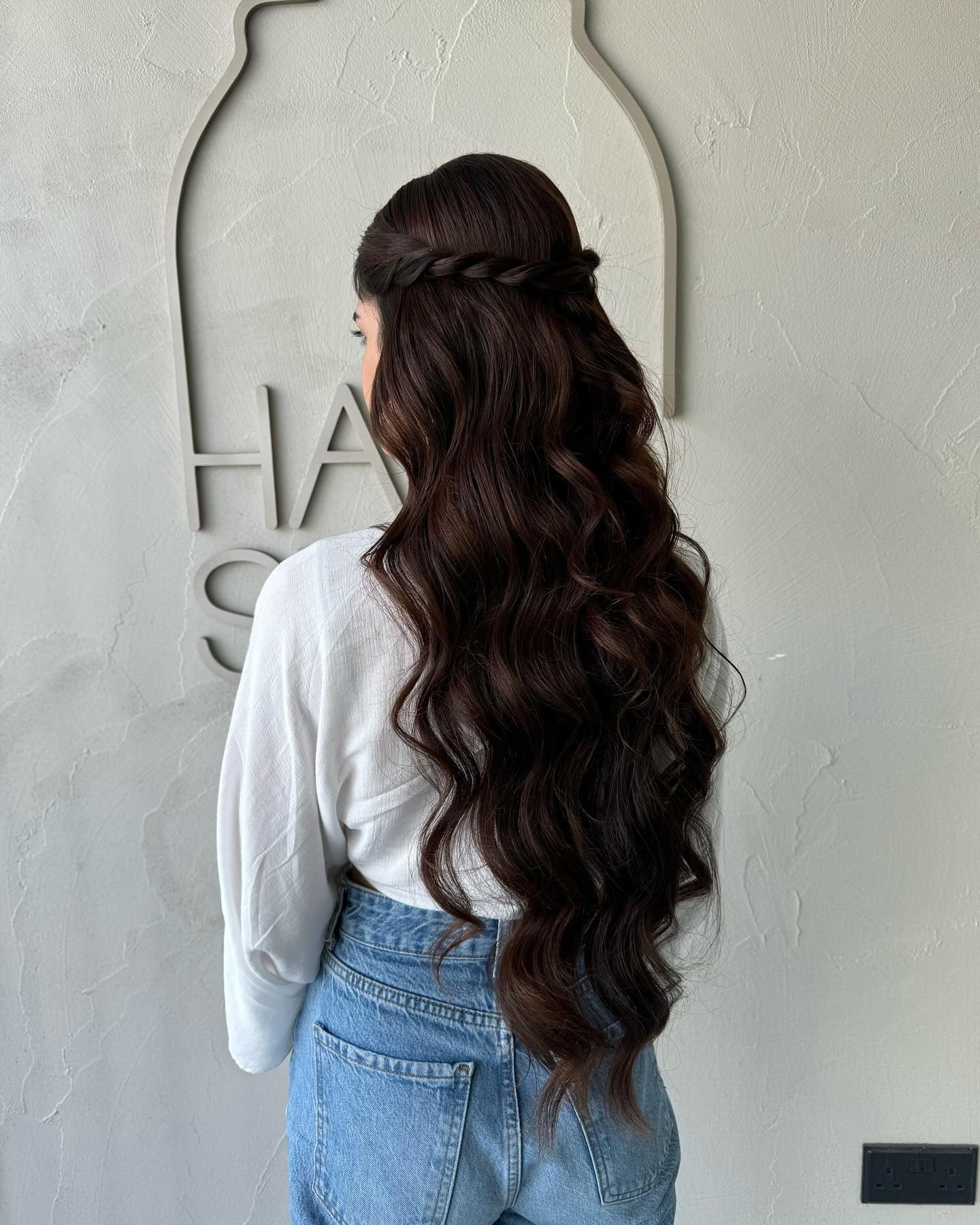 6. verdrehte Halb-up mit kaskadierenden dunklen Wellen (wellige Frisuren)