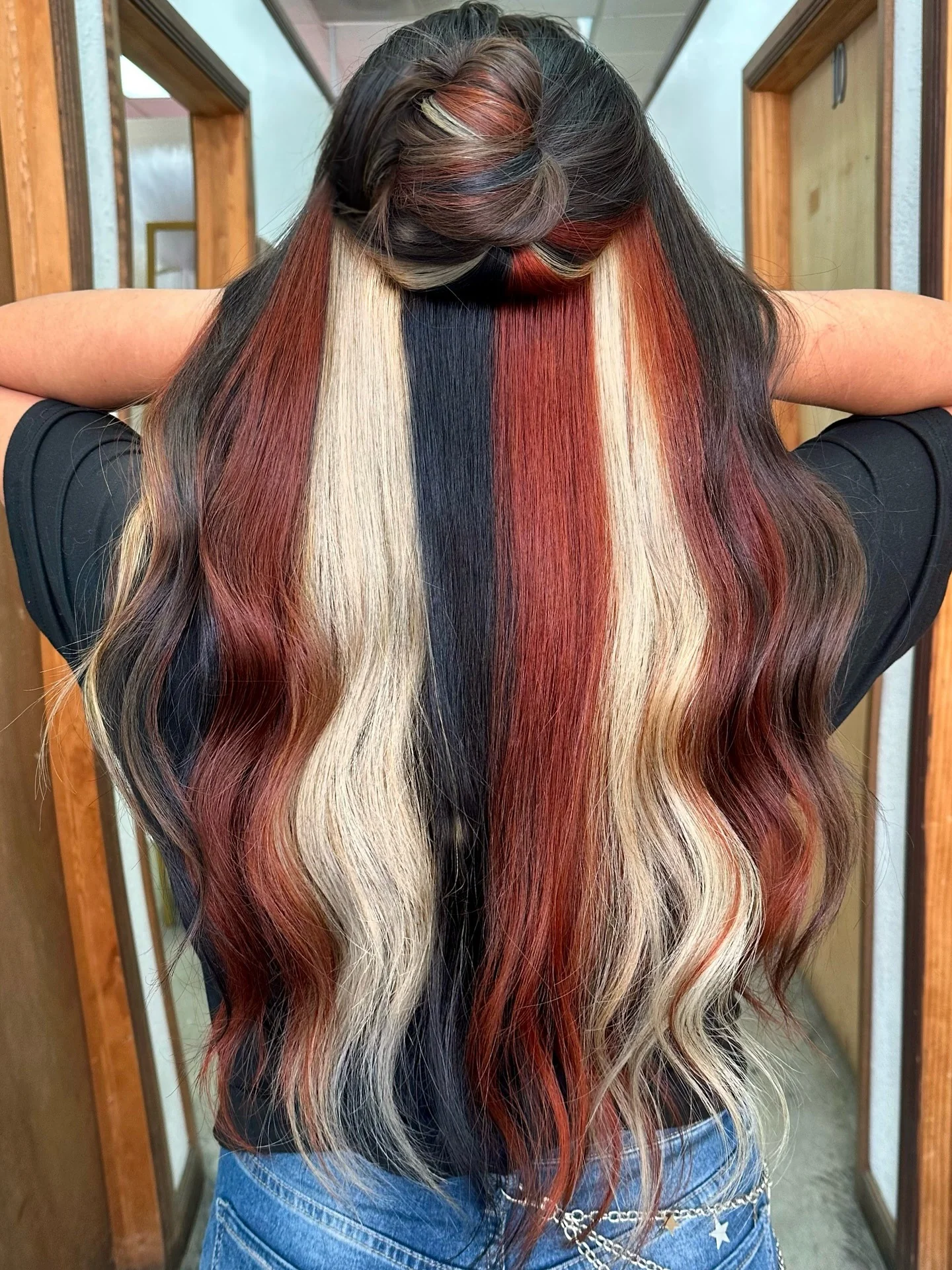 6. Vertikale rote, blonde und schwarze Farbfelder (schwarzes Haar mit Highlights)