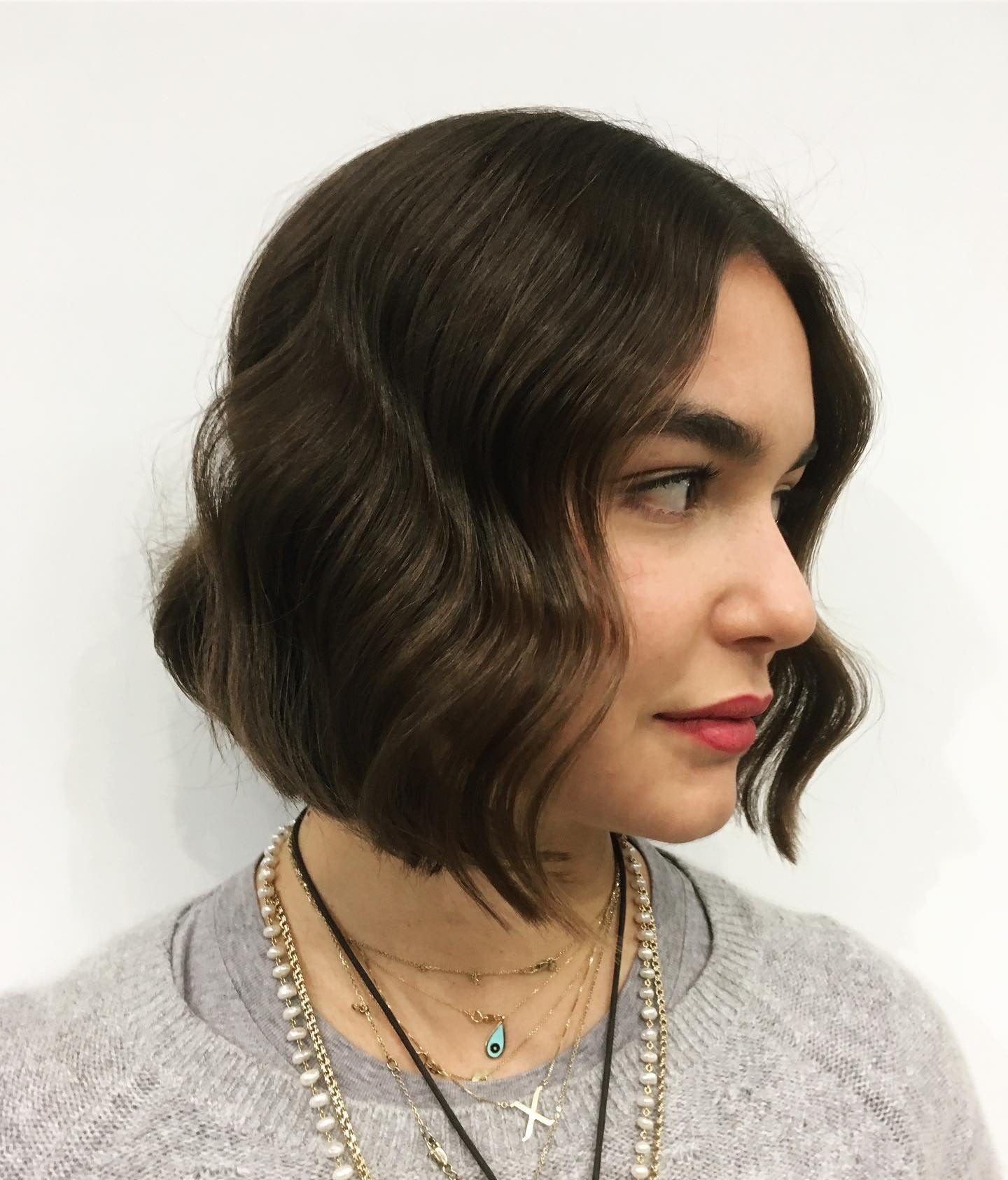 6. Vintage-inspirierte glänzende Brünette Bob (wellige Bob-Haare)