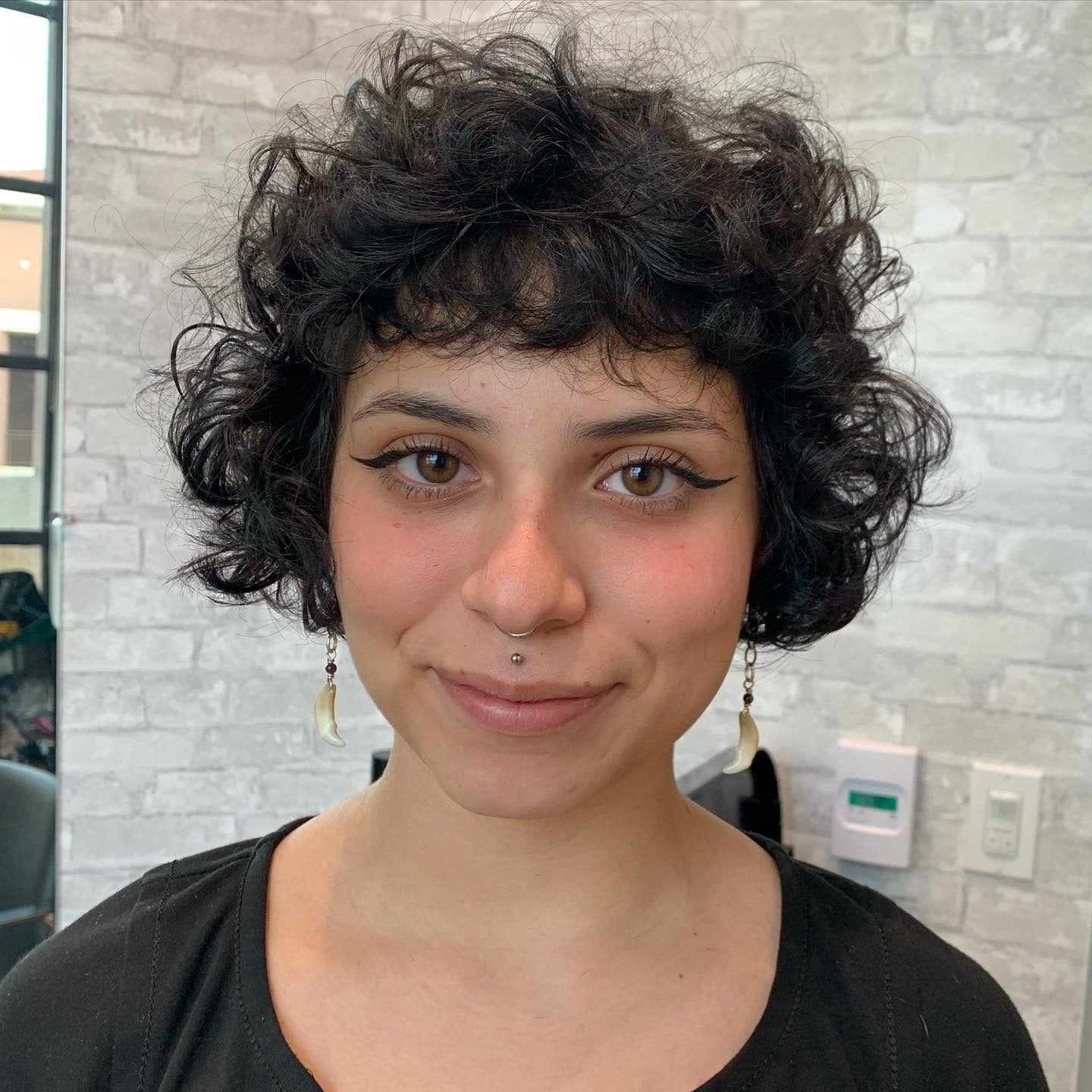 6. Voluminous Layered Bob mit weichen Pony (kurze lockige Frisuren)