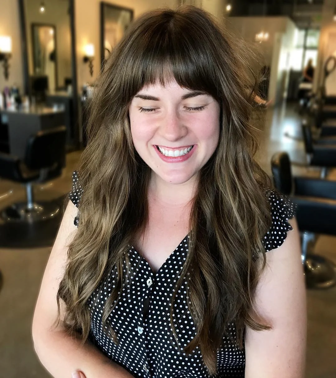 6. Warme brünette Schichten mit vollem Pony (lange strukturierte Schichten)