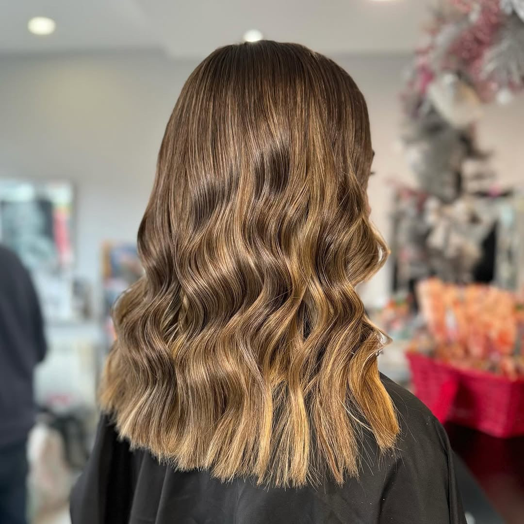 6. Wellenlob mit reichen Karamellenden (Karamellbalayage mit Höhepunkten)