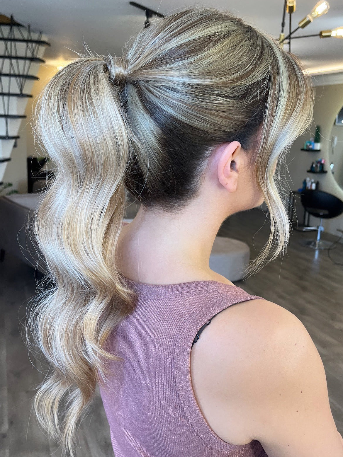 6. Wellen-Pferdeschwanz mit Gesichtsschichten (einfache Frisuren)