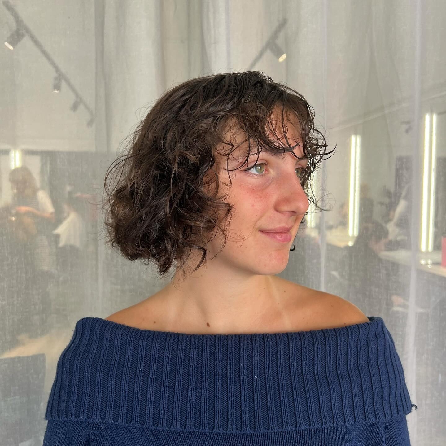 6. Wet-Look Layered Bob mit Gesichtsramm-Locken (lockige Bob-Frisuren)