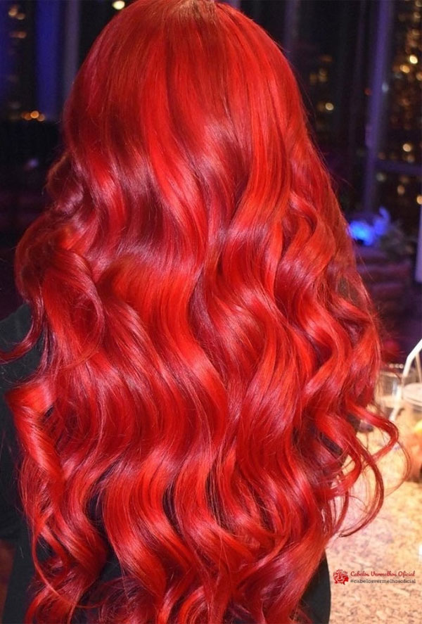 Feurige rote Hollywood -Wellen, rote Haarfarbe, roter Haarschatten, roter Haarfarbe