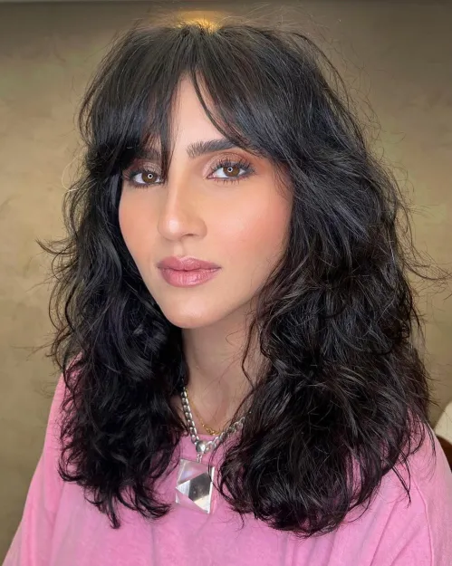 Schulterlanger Wash-and-Go-Schnitt für welliges Haar