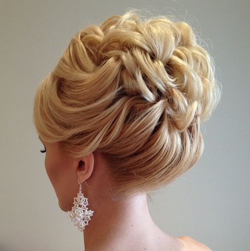 26 Hochzeitshaar Hochsteckfrisuren für elegante Bräute lockige Hochsteckfrisur für kürzere Haare