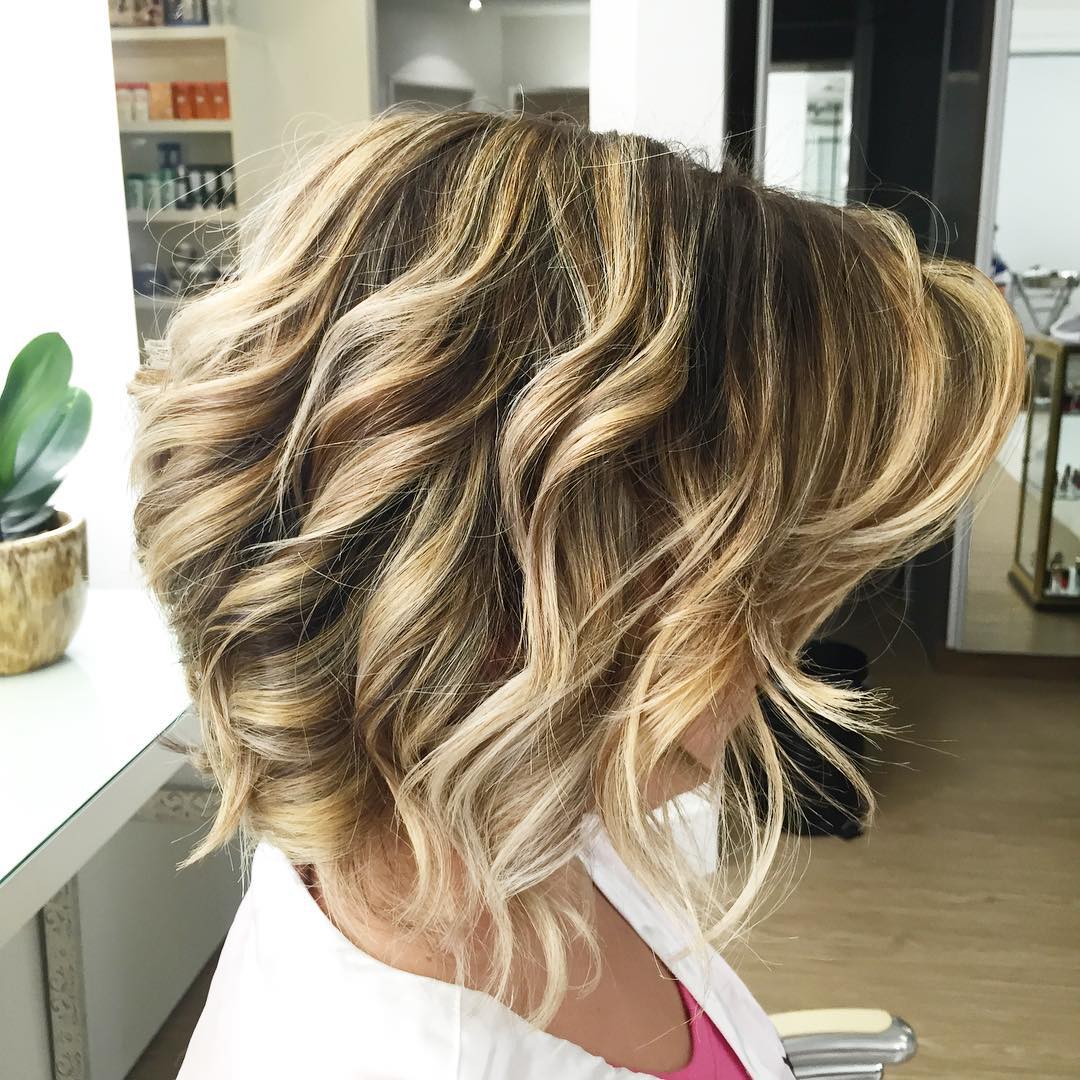 Umgekehrter welliger blonde Balayage Bob