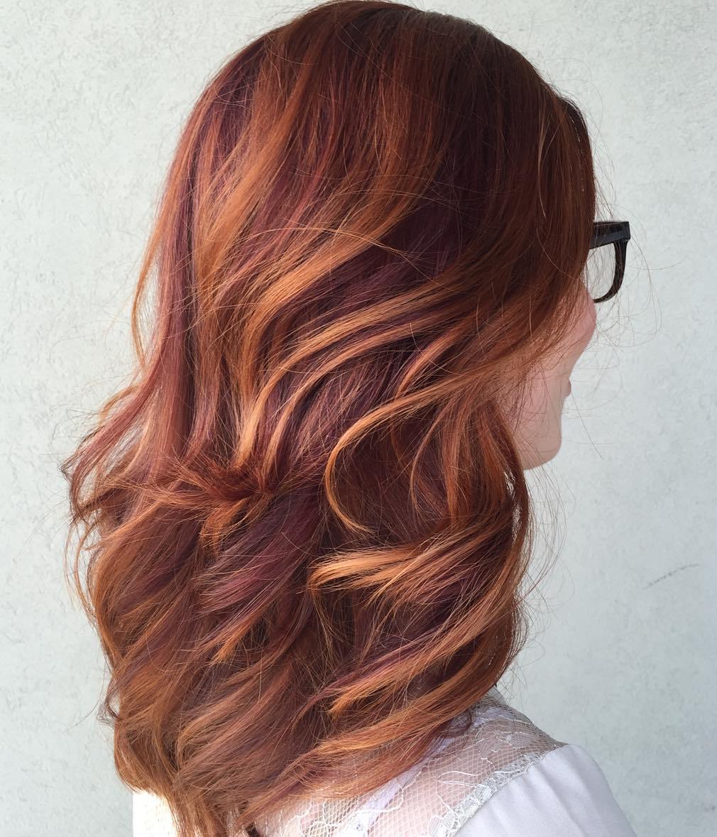 Pflaumen rote Haare mit Kupfer -Highlights