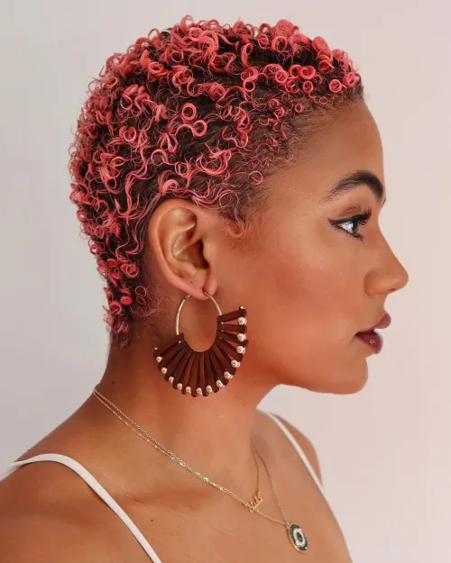 Kurzer Afro-Pixie mit farbigen Spitzen