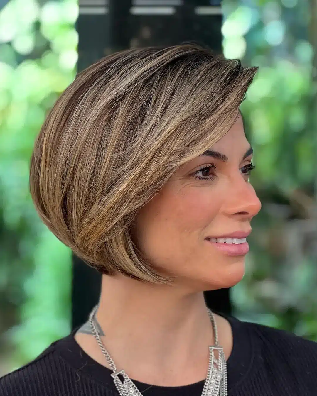 Zeitlose Eleganz: 35 schicke kurze Frisuren, um Ihren 40er -Jahre -Look zu erhöhen SWOOPY-Balayaged-Bob-for-Matro-Frauen