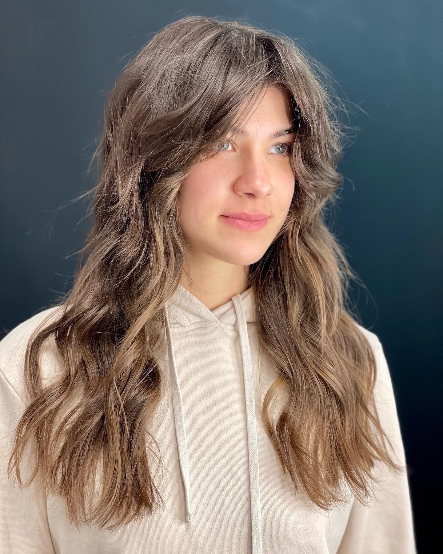 7. Aschbrauner, geschichteter Shag mit zarten Fransen (langes, struppiges Haar)