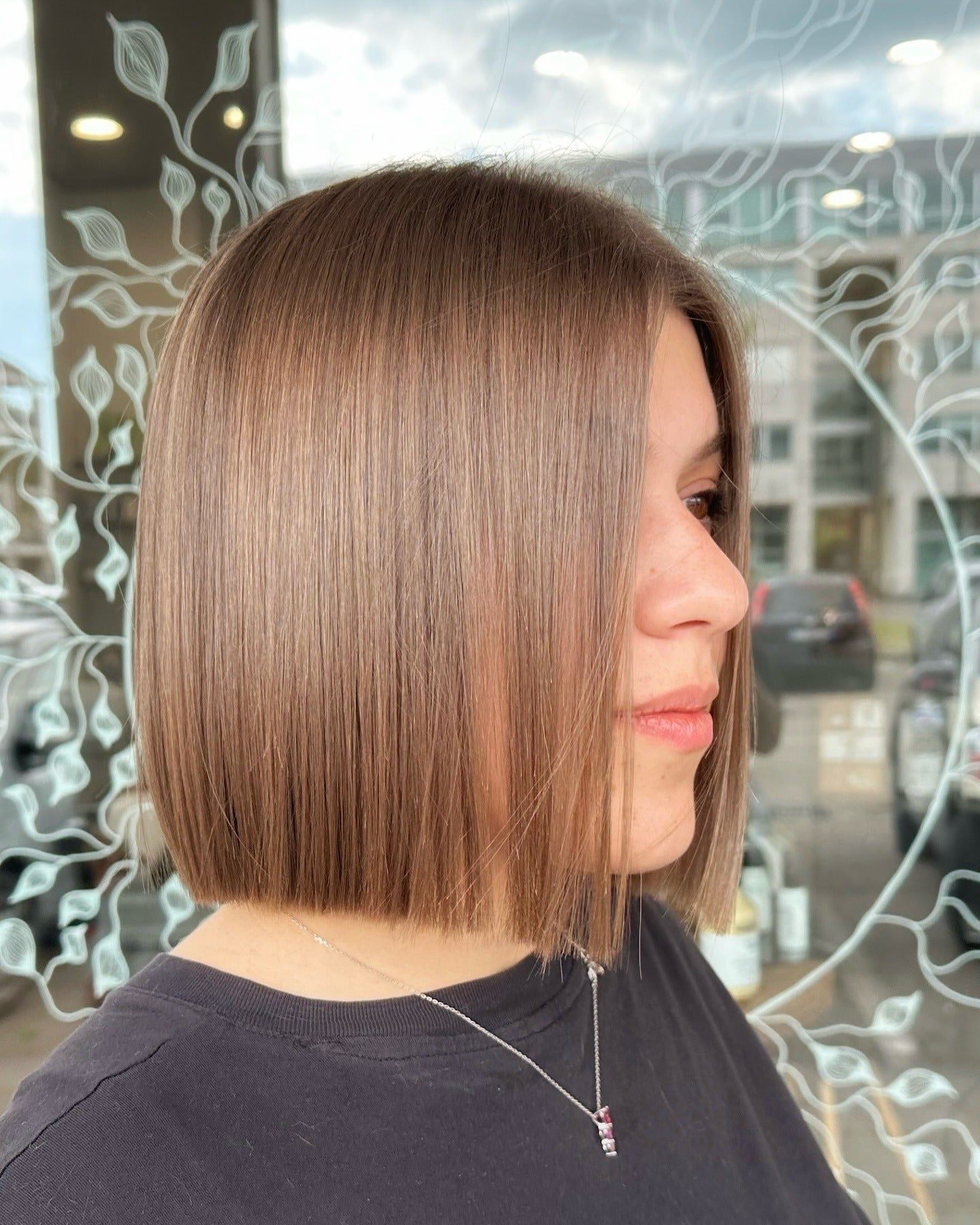 7. Asche Brown Blunt Bob mit Glasfinish (stumpfe Bob -Frisuren)