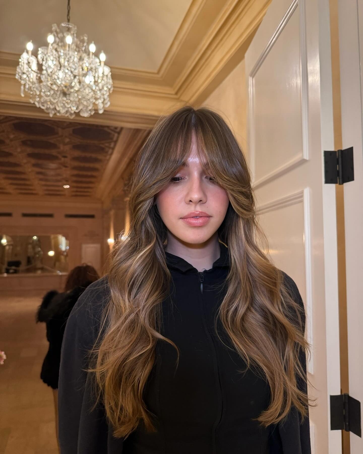 7. aschbraune wispy Schichten mit Vorhang Pony (lange wispige Haarschnitte)