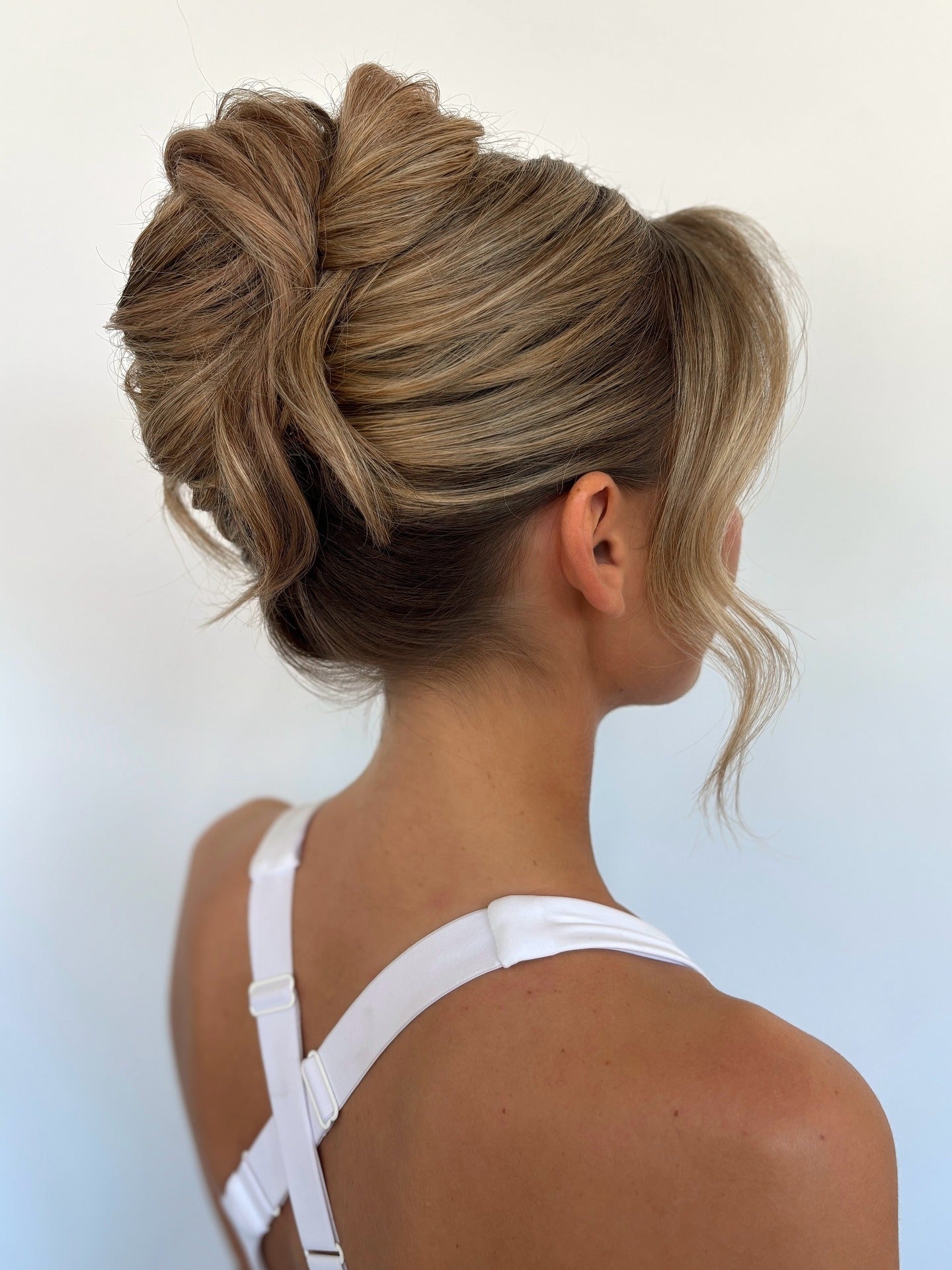 7. Ash Caramel French Twist Bun (Messy Bun-Frisuren)