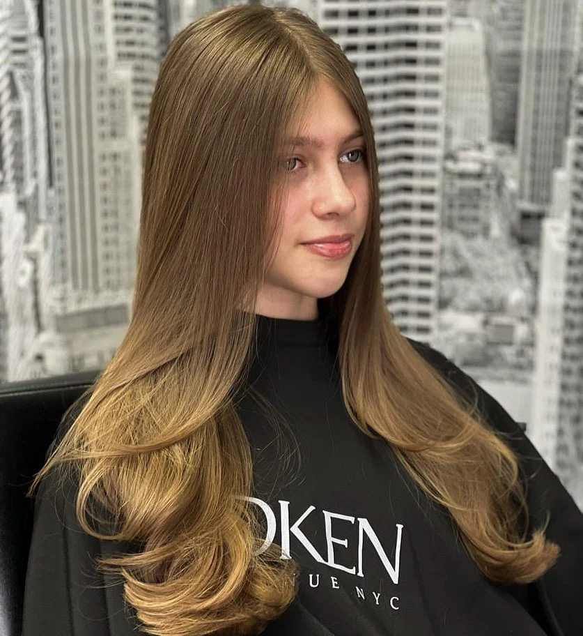 7. Ausgewogene karamellbraune Schichten mit seidigem Verlauf (lange Stufenfrisuren)