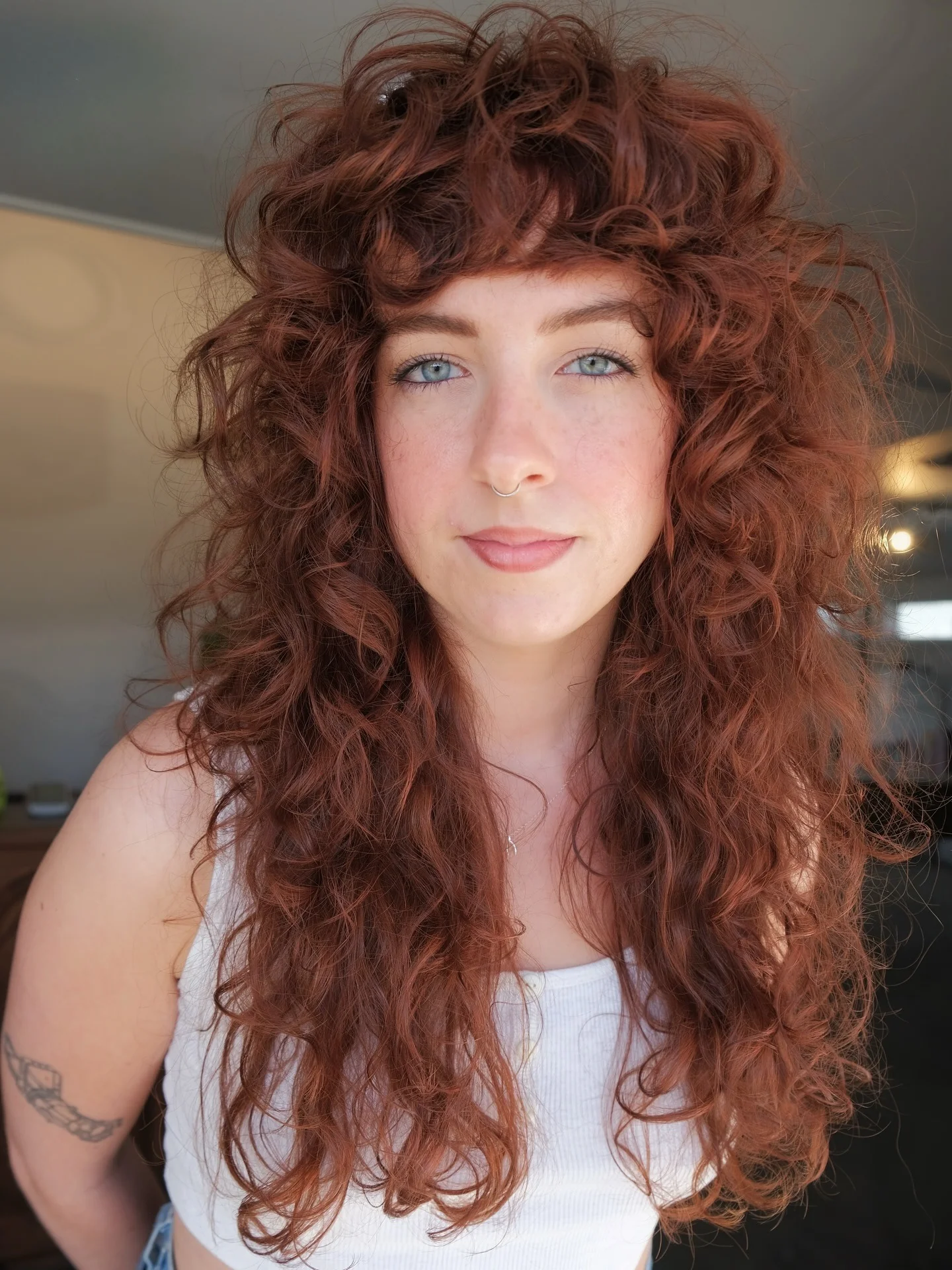 7. Großer lockiger Zottel mit kurzem Pony in Zimt-Auburn (lockige Frisuren)