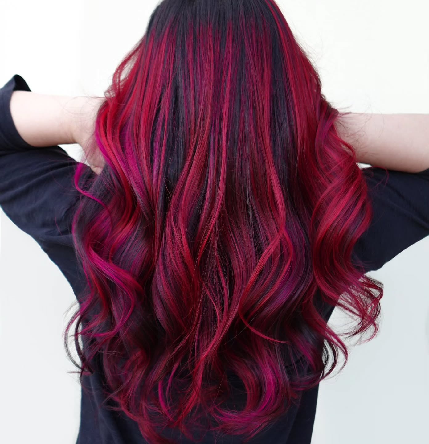 7. Schwarze und Magenta -Wellen mit dimensionalem Balayage (rotes Haar mit Highlights)