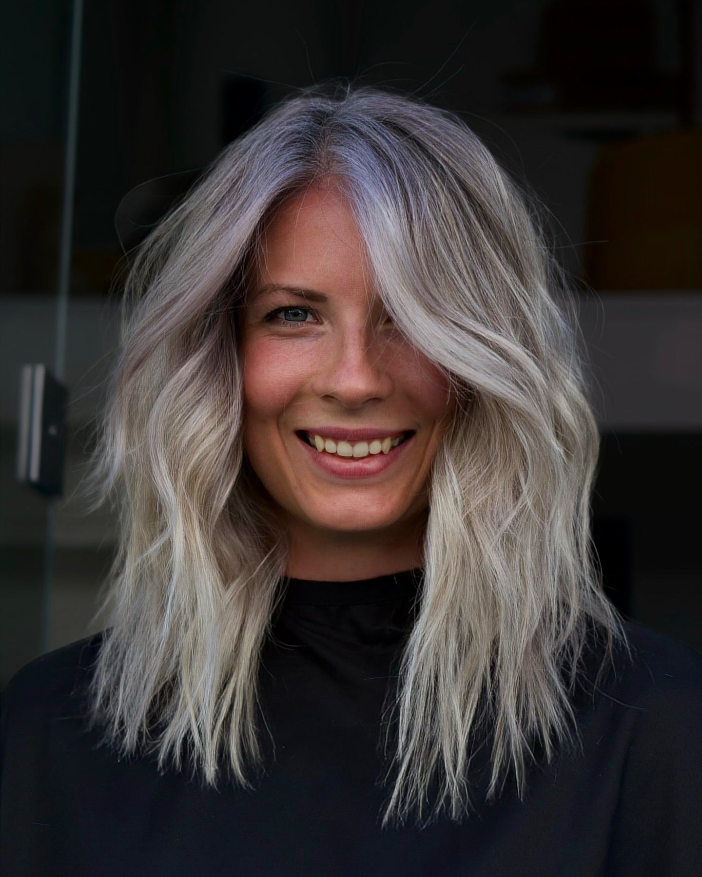 7. Blended Eine Silver Lob (graue Frisuren für Frauen)