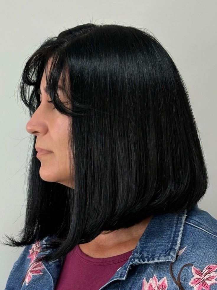 7. Blunt Black Long Bob mit Vorhang Pony (lange Bob -Frisuren)