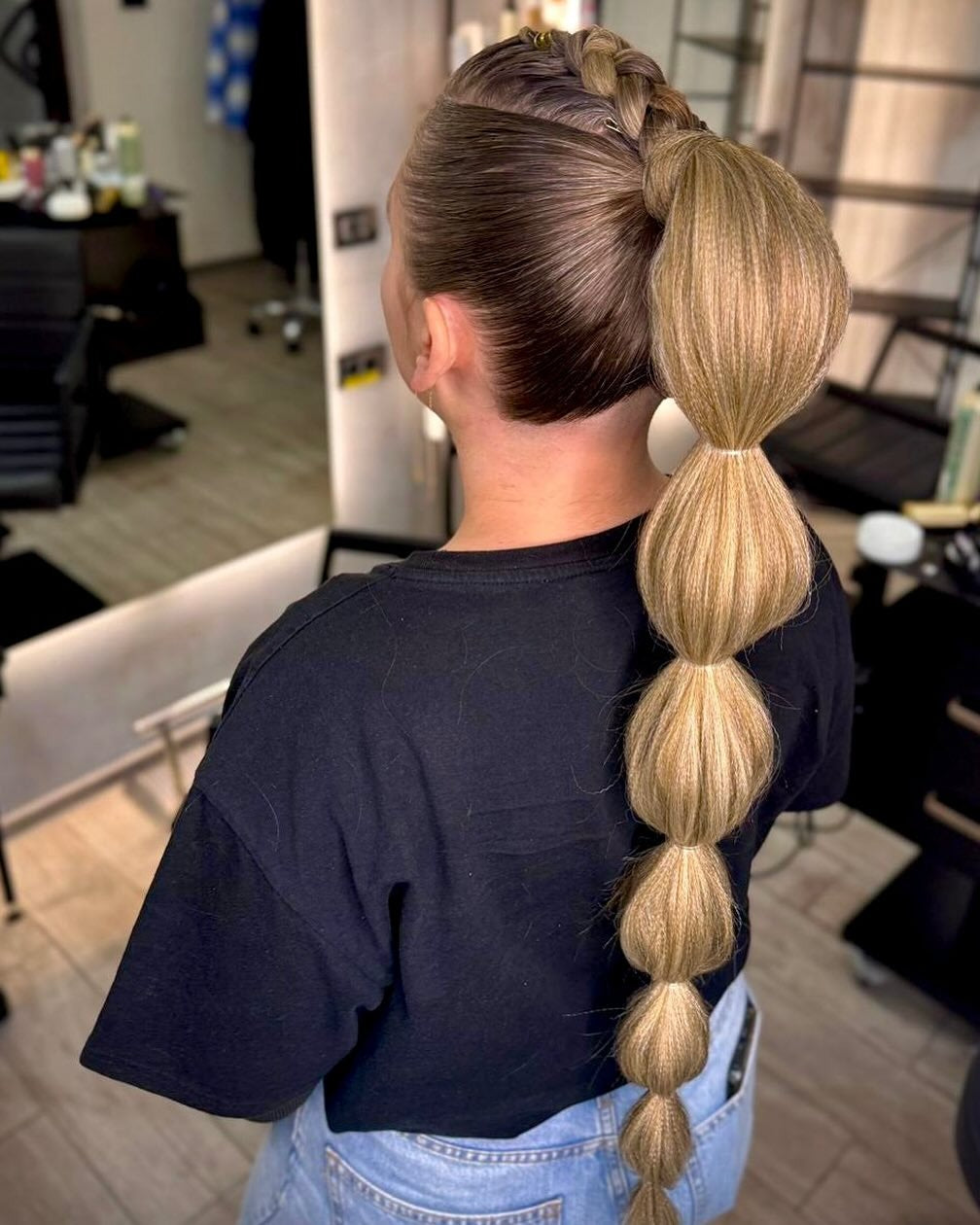 7. geflochtene Kronenblasenponytail in Honigblonde (Bubble Ponytail)
